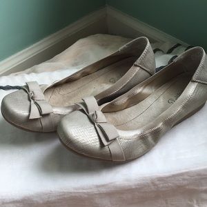 Woman’s Baretraps hidden wedge shoes, size 7.